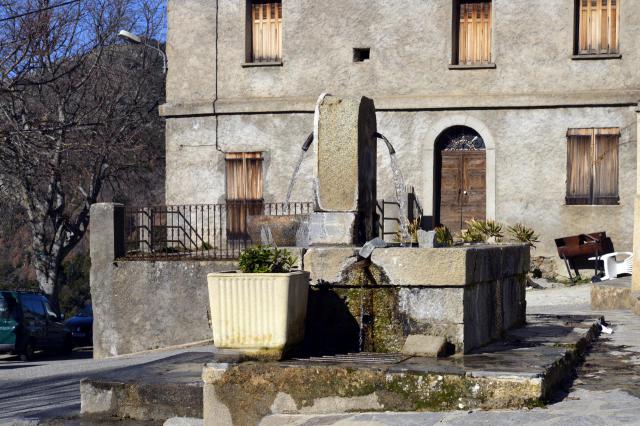 Santa-Lucia-di-Mercurio, Bozio (Haute-Corse) - Fontaine dite funtana di a piazza édifiée en 1895. Elle porte gravée la reconnaissance au…