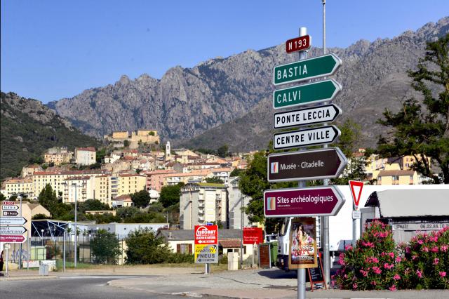 Corte, Centre Corse - La ville vue depuis le rond-point de la gare, jonction des routes nationales 193 et 200.