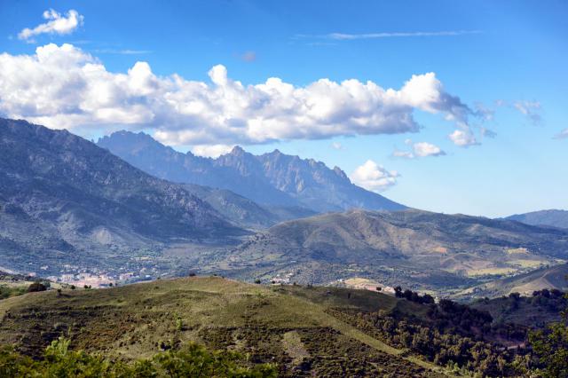 Corte, Centre Corse - La cuvette cortenaise. En arrière-plan, les aiguilles de Popolasca