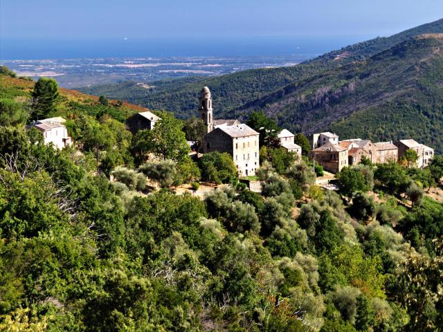 Ampriani (Corsica) - Vue du village et de la plaine d'Aléria