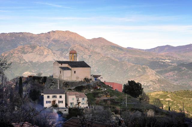 Poggio-di-Venaco, Centre Corse - L'église paroissiale San Quilicu (Saint-Cyr). À l'arrière-plan à droite, le village de Sermano.