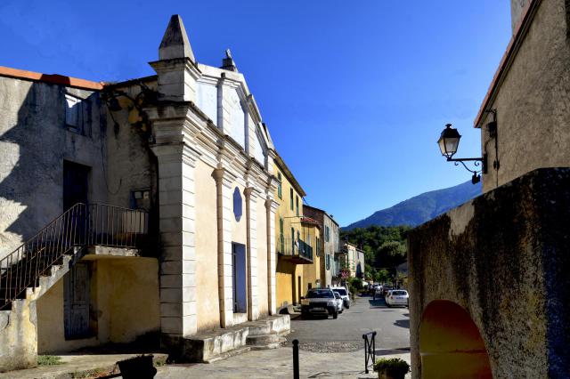 Poggio-di-Venaco, Centre Corse - La rue principale du village vue depuis la chapelle San Roccu. Lieu de la prise de vue 42° 15′ 31,05″ N…