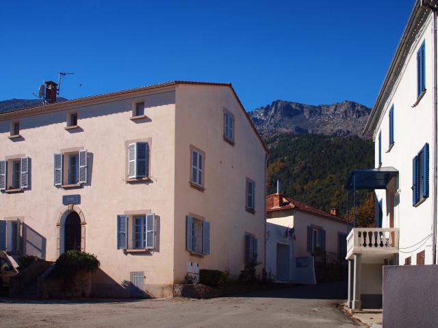 Santo-Pietro-di-Venaco (Corsica) - Mairie (Casa Comuna) et école Ottaviani