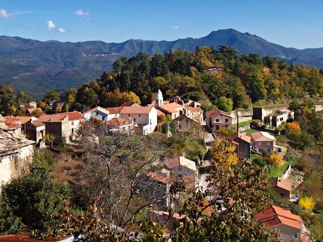 Santo-Pietro-di-Venaco (Corsica) - Vue du village. En arrière-plan les villages d'Erbajolo (à gauche) et d'Altiani (à droite) dans la Rogna.