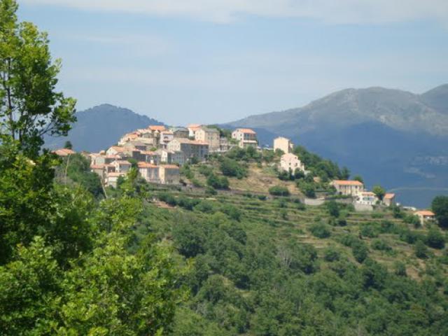 De Ajaccio a Corte se ven estos pueblos suspendidos -Córcega