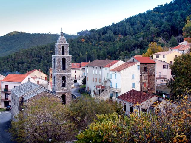 Rospigliani, Rogna (Haute-Corse) - Le centre du village dominé par le clocher de l'église paroissiale Saint-Martin. Lieu de la prise de…