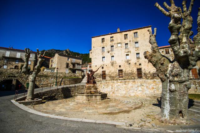 Ghisoni (Corse] - Vue de la place sur laquelle se trouve la fontaine de Neptune