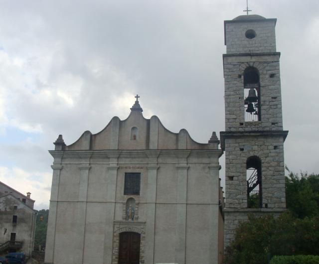 L'église paroissiale d'Isolaccio-di-Fiumorbo et la tour-clocher qui l'avoisine.