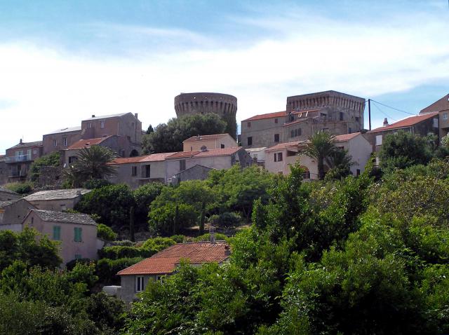 Tomino (Corse - Poggio et ses deux tours génoises