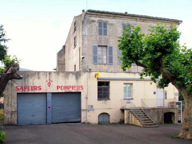 Luri (Corse) - L'ancienne caserne des pompiers et l'agence postale à Piazza