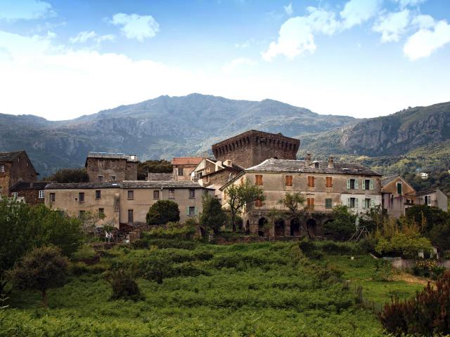 Pietracorbara, Cap Corse (Corse) - Orneto, vieux village avec sa remarquable tour carrée, avec au fond, la ligne de crête du Monte Alticcione