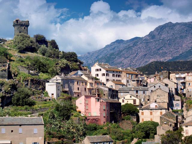 Nonza (Corsica) - Quartier de Caraggiu di Mezzu sous la Tour de Nonza