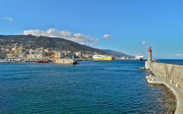 Entrée du port de Bastia, depuis la jetée du vieux port.