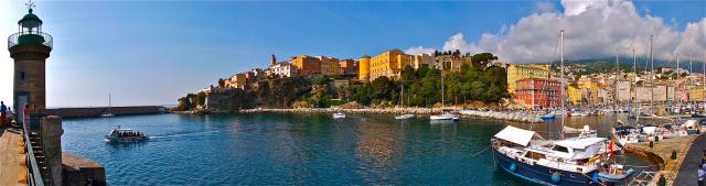 Panorama de la ville de Bastia, vieux port et citadelle.