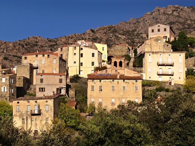 Lama (Corse) - U Nocciulaghju, vieux quartier aux ruelles empierrées et vieilles maisons en pierre dont une avec terrasse de style florentin