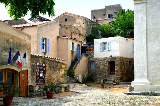Pigna, Balagne (Corse) - Sur la Piazza di a Chjesa, entre l'église de l'Immaculée Conception et la Mairie