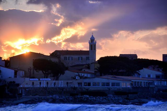 Algajola, Balagne (Haute-Corse) - L'église Saint-Georges avec son original clocher carré au crépuscule.