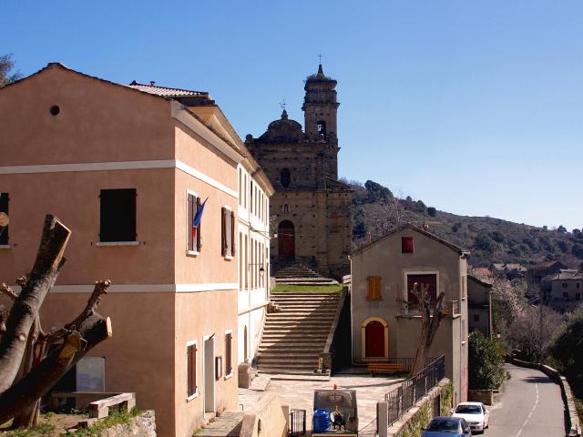 Volpajola - La mairie, l'école communale et l'église de l'Annonciation