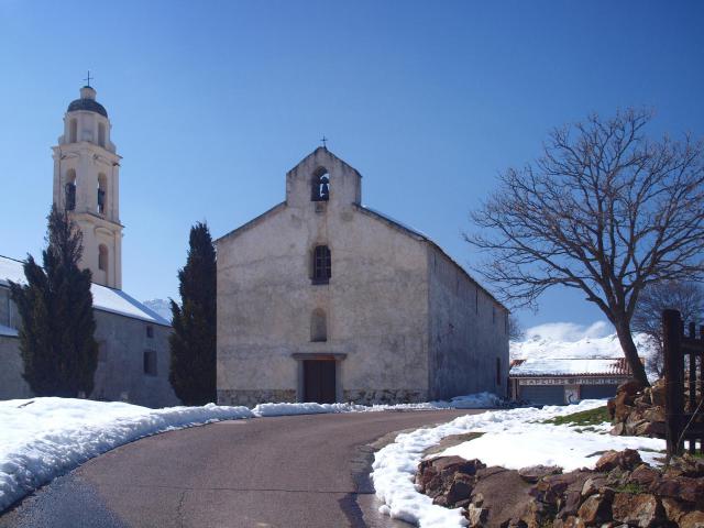 Olmi-Cappella (Corsica) - Confrérie Saint-Antoine avec l'église Saint-Nicolas à gauche et la caserne des pompiers à droite.