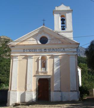 La chapelle Sant'Antone du hameau de Poggiali (i Pughjali), commune de Muro (Haute-Corse). Sur le fronton est écrit "SI QUERIS MIRACULA"…