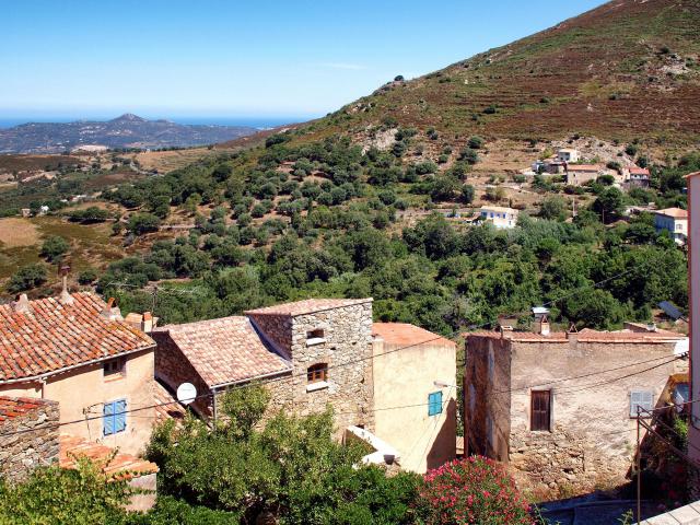 Nessa, Balagne (Corse) - Le hameau de Costa (à droite) vu depuis le village
