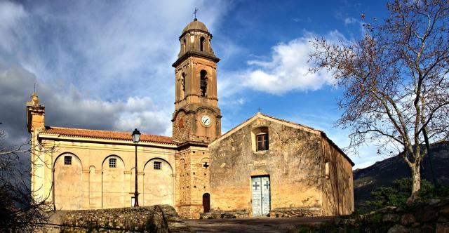 Feliceto, Balagne (Corse) - Église Saint-Nicolas. À sa droite, la chapelle de Confrérie