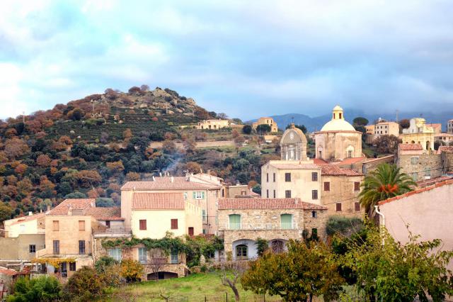Cateri, Balagne (Corse) - Le haut du village de Cateri. À l'arrière-plan, le hameau de San Cesareo dominé par la colline Carco (431 m).