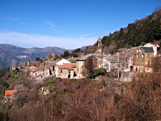 Castello-di-Rostino, Rustinu (Corse) - Vue du village de Pastoreccia avec, en arrière, le clocher de l'église paroissiale Sainte-Marie à…