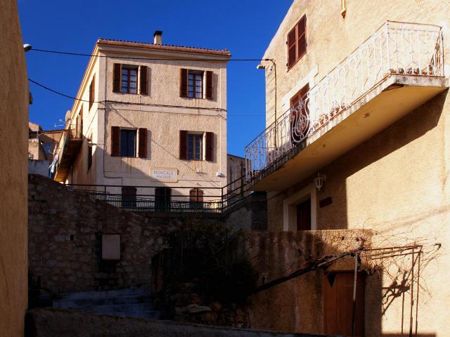 Moncale - La Mairie et l'école communale