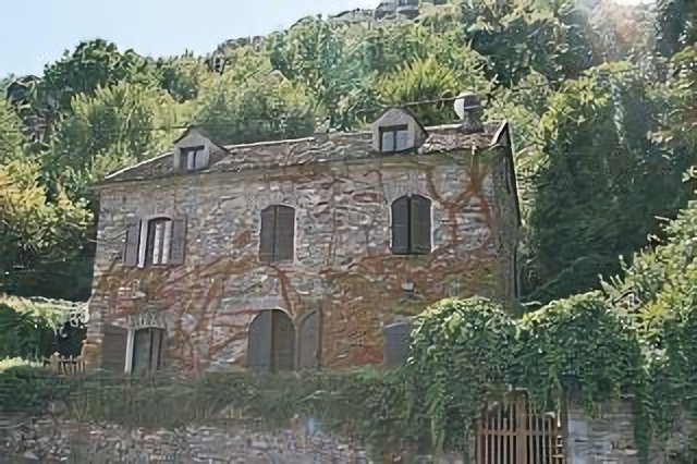 A cet emplacement se trouve un réservoir d'eau, mais pas cette maison...(Calimerojojo)