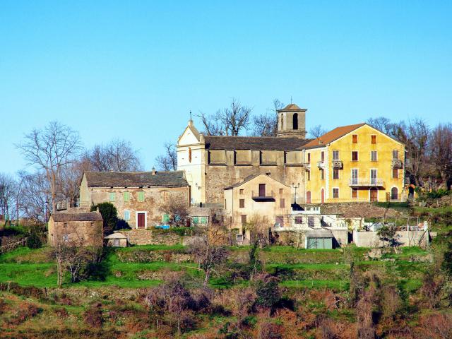 Croce, Castagniccia (Corse) - L'église paroissiale Saint-Césaire (San Cesareu) mitoyenne d'une maison (l'ancien presbytère ?), toutes deux…
