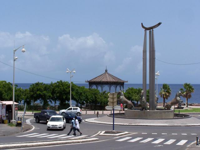 Le rond-point central de Basse-Terre, à l'intersection du boulevard du Général-de-Gaulle et du boulevard du Gouverneur-Éboué.