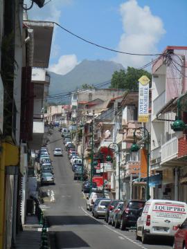 Rue Maurice Marie Claire - Basse-Terre - avec la Soufrière dans le prolongement.