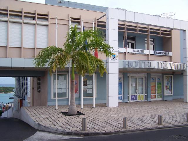 La mairie du Gosier, Guadeloupe et la pointe de l'îlet du Gosier qui est aperçu sous l'arcade.