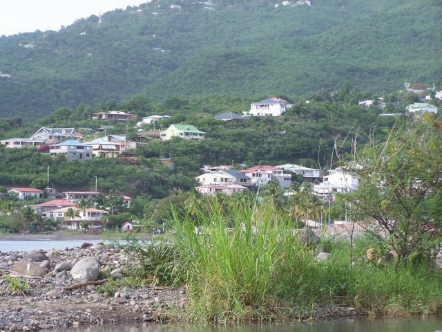 Vue de Vieux-Habitants, quartiers nord au-delà de l'embouchure de la Grande Rivière des Vieux-Habitants