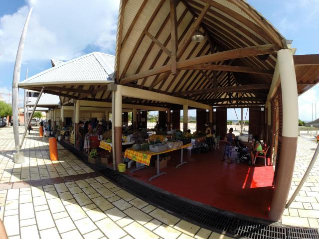 Photo du marché aux fruits et légumes du Vauclin (Martinique). Située en plein coeur du bourg du Vauclin, le marché est l'un des points de…