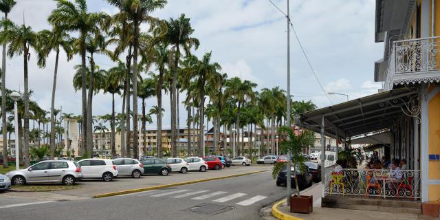 Guyane : avenue Charles-de-Gaulle, place des palmistes et bar des palmistes.