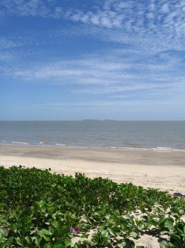 La plage de Kourou avec les îles du Salut en arrière-plan.