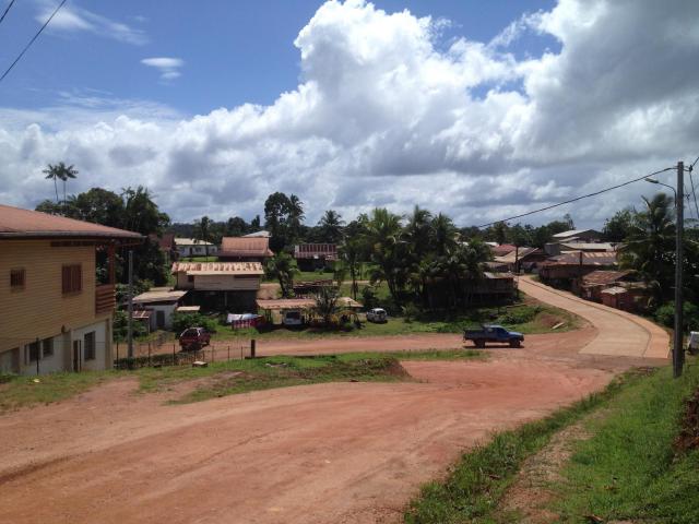 Une rue du centre ville de Maripasoula