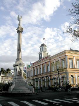L'ancien hôtel de ville de Saint-Denis (Réunion, France) et la colonne de la Victoire à proximité.