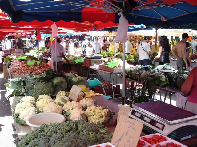 Description: Marché de Saint-Paul, november 2004, La Réunion Source: Bouba
