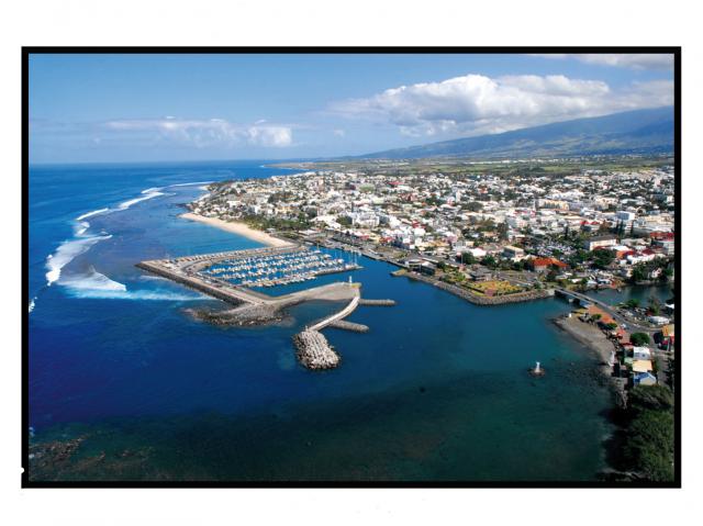 Vue d'une partie de Saint-Pierre et son port depuis un hélicoptère.