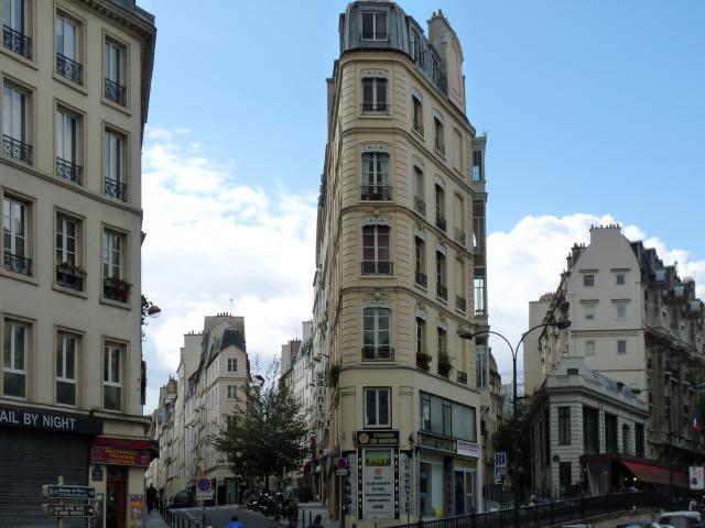 La butte Bonne Nouvelle à Paris, vue de la Porte Saint-Denis.