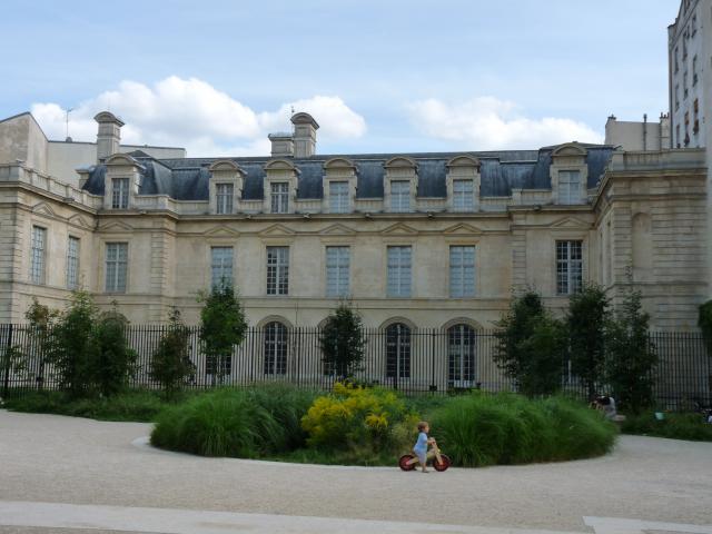 Le jardin Anne Frank à Paris, avec vue sur l'arrière de l'hotel Saint-Aignan.