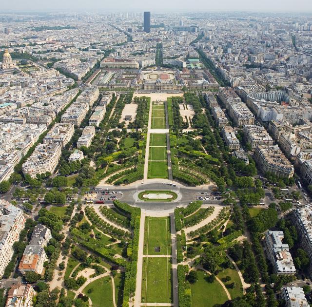 Vue sur le Champ de Mars depuis la tour Eiffel, à Paris (France). En arrière plan, on voit la Tour Montparnasse et, sur la gauche, le dôme…