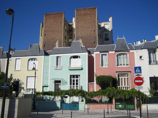 Paris, rue Dieulafoy (Maison-Blanche). Photo prise depuis la rue du Docteur-Leray, ce que montre la plaque de rue à gauche.