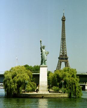 Statue de la Liberté (avec tour Eiffel au second plan) sur l'Île aux Cygnes en dessous du pont de Grenelle, Paris, XVe