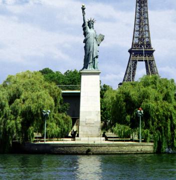 Statue de la Liberté sur l'île aux Cygnes en dessous du pont de Grenelle, Paris, XVe.