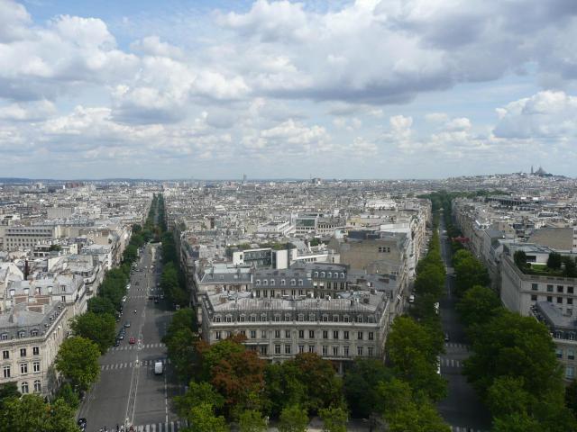 Paris depuis l'Arc de Triomphe, à gauche Avenue de Wagram avec, à mi-parcours, la place des Ternes, à droite Avenue Hoche aboutissant au Parc Monceau, Paris, France.
