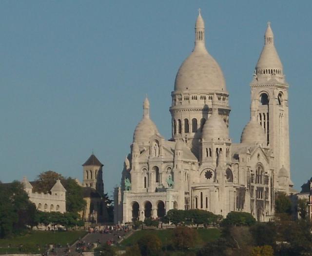 De gauche à droite : le réservoir d'eau potable de Montmartre l'église Saint-Pierre la basilique du Sacré-Cœur Photographie prise depuis…